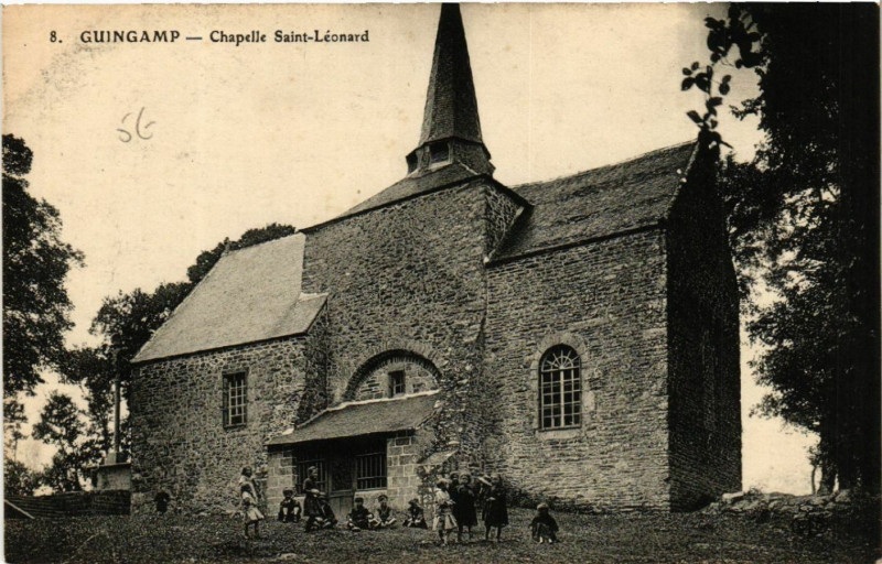 Carte postale ancienne Guingamp - Chapelle Saint-Léonard à Guingamp