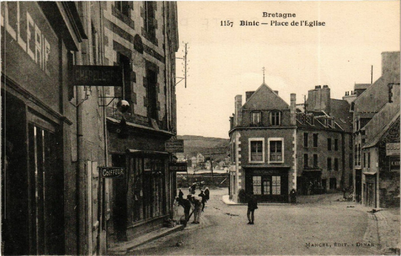 Carte postale ancienne Binic - Place de Eglise