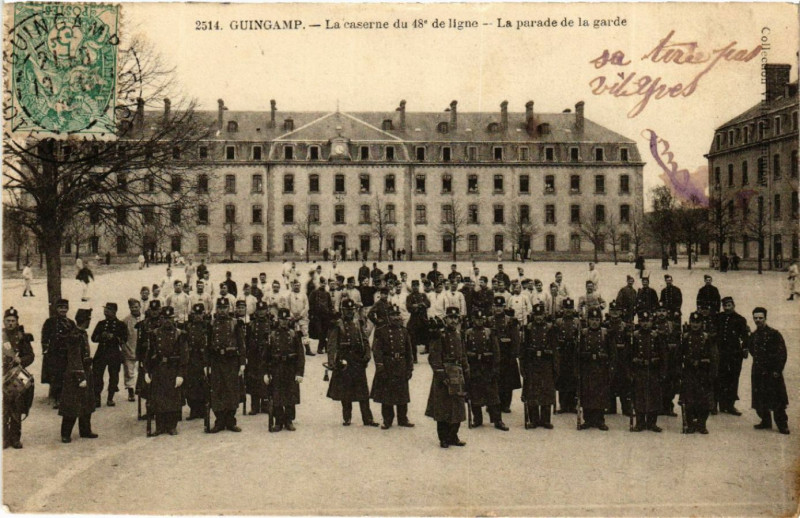 Carte postale ancienne Guingamp - La Caserne du 48e de ligne - La parade de La Garde à Guingamp