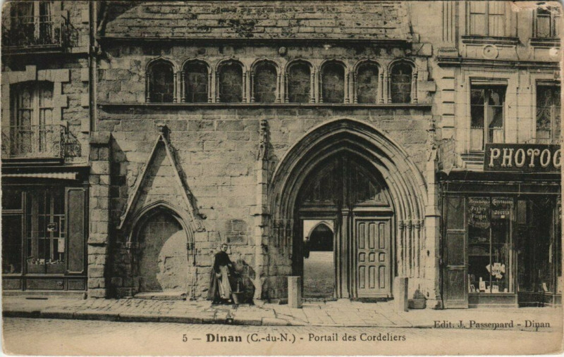 Carte postale ancienne Dinan - Portail des Cordeliers à Dinan