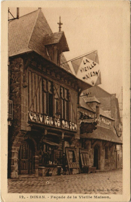 Carte postale ancienne Dinan - Facade de la Vieille Maison à Dinan