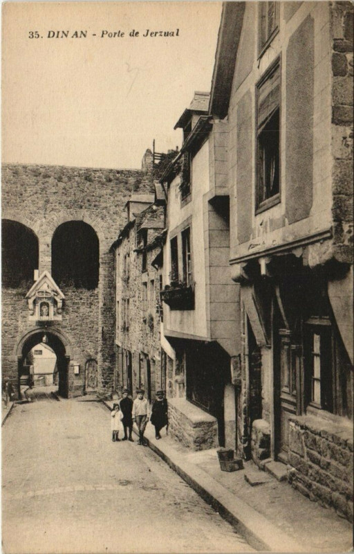 Carte postale ancienne Dinan - Porte de Jerzual à Dinan
