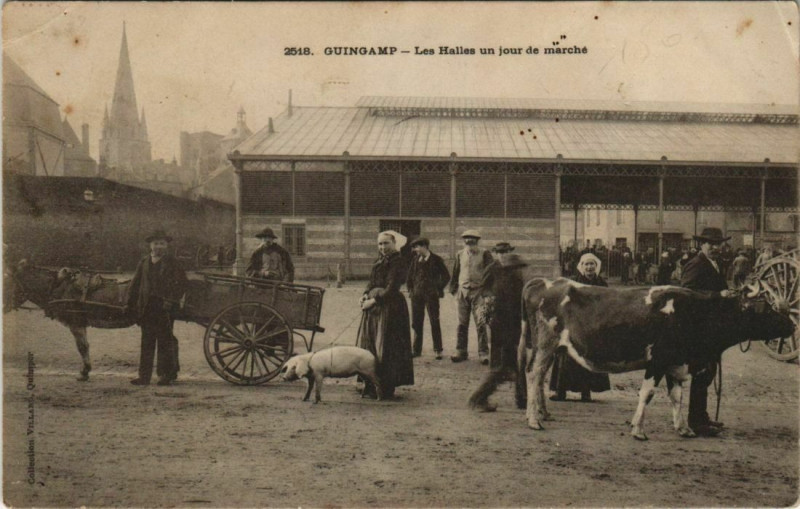 Carte postale ancienne Guingamp - Les Halles un jour du marché à Guingamp