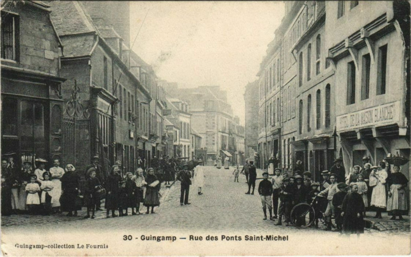 Carte postale ancienne Guingamp - Rue des Ponts St-Michel à Guingamp
