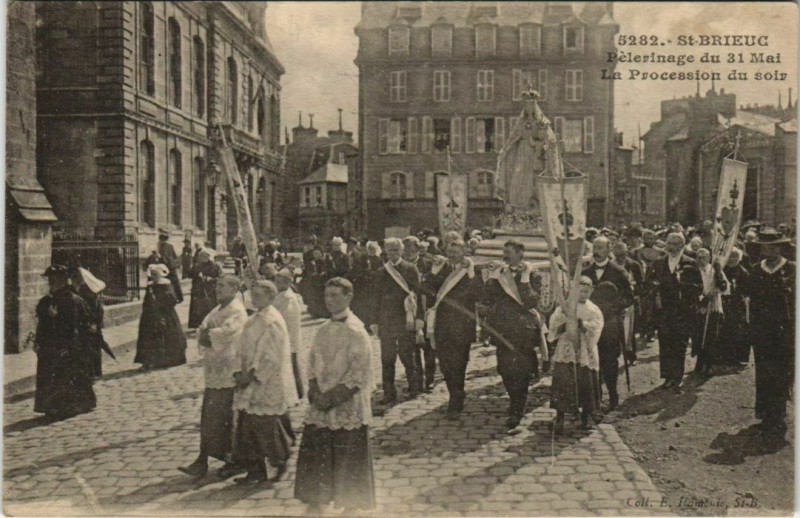 Carte postale ancienne Saint-Brieuc - Pelerinage du 31 Mai La Procession du soir à Saint-Brieuc