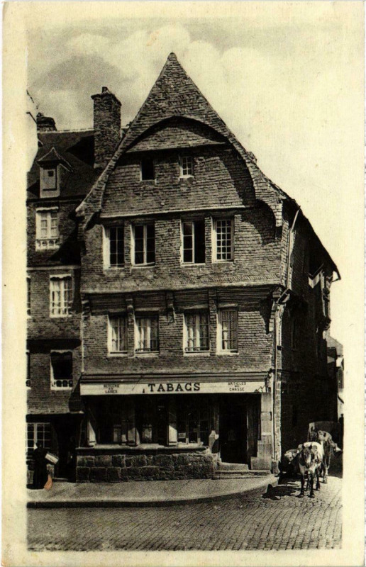 Carte postale ancienne Guingamp - Vieilles Maisons sur la Place à Guingamp