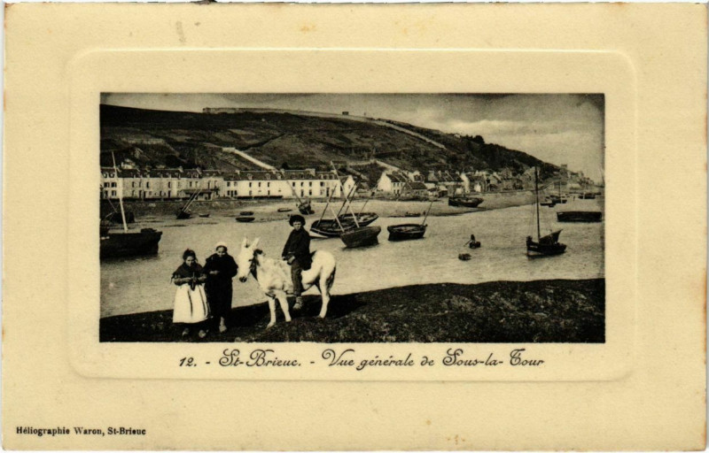 Carte postale ancienne Saint-Brieuc - Vue generale de Sous-la-Tour à Saint-Brieuc