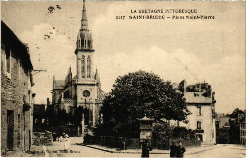 Carte postale ancienne Saint-Brieuc - Place Saint-Pierre à Saint-Brieuc