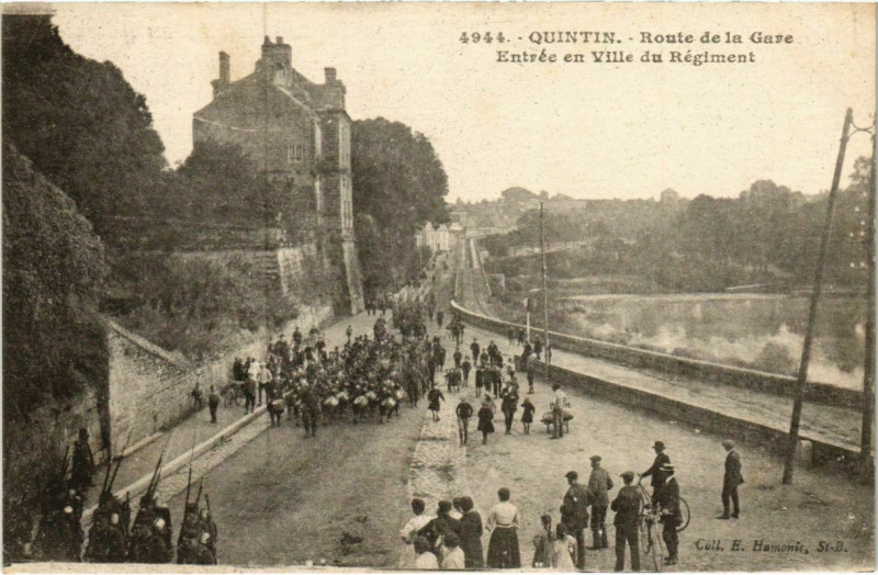 Carte postale ancienne Quintin - Route de la Gare à Quintin
