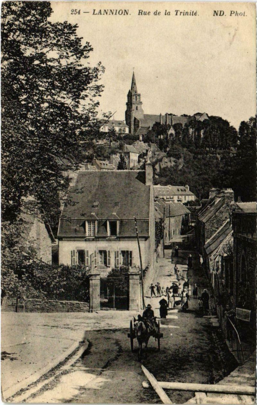 Carte postale ancienne Lannion - Rue de la Trinite à Lannion