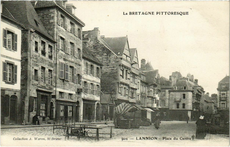 Carte postale ancienne Lannion - Place du Centre à Lannion