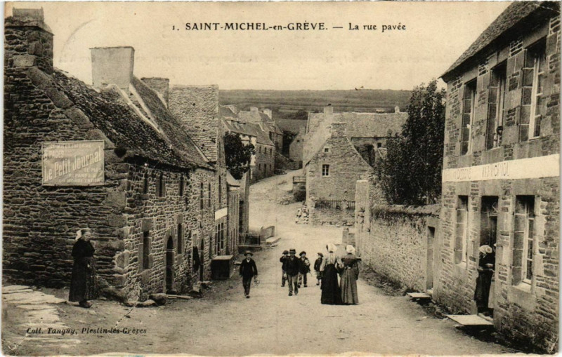 Carte postale ancienne Saint-Michel-en-Greve - La rue pavÃ©e à Saint-Michel-en-Grève