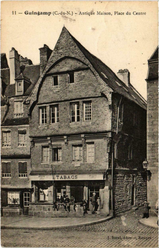 Carte postale ancienne Guingamp - Antique Maison Place du Centre à Guingamp