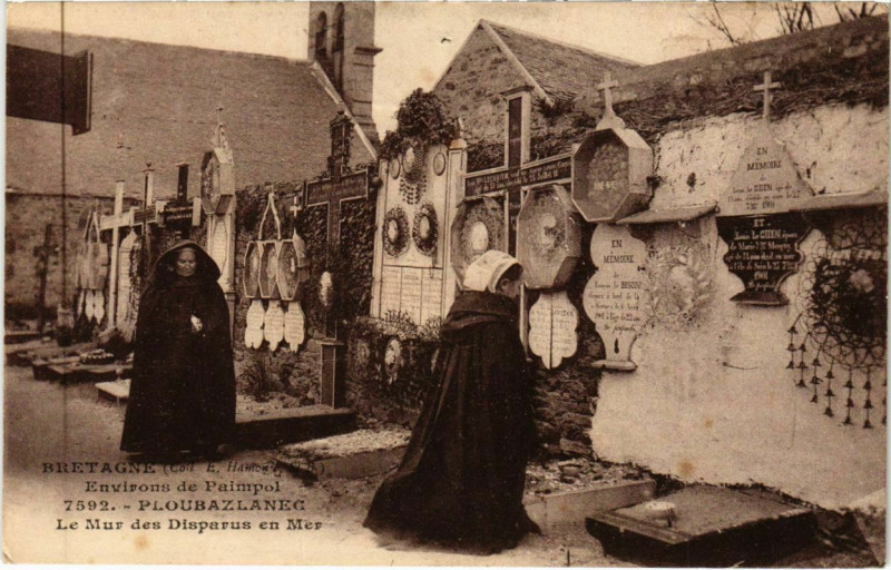 Carte postale ancienne Ploubazlanec - Le Mur des Disparus en Mer à Ploubazlanec