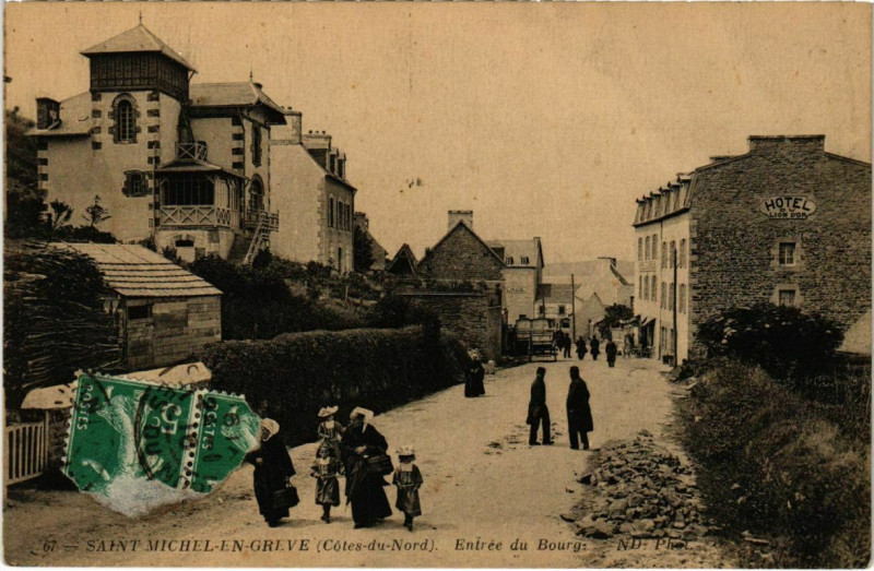 Carte postale ancienne Saint-Michel-en-Greve - EntrÃ©e du Bourgs à Saint-Michel-en-Grève