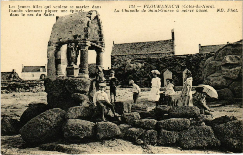 Carte postale ancienne Ploumanach - La Chapelle de Saint-Guirec