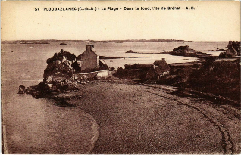 Carte postale ancienne Ploubazlanec - La Plage - Dans le fond l'ile de BRÃHAT à Ploubazlanec