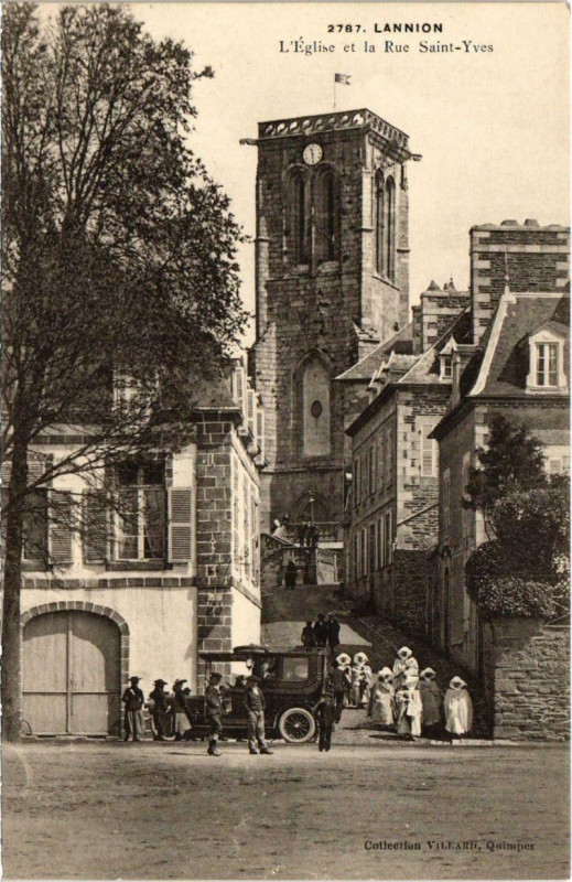 Carte postale ancienne Lannion - L'Ãglise et la Rue St-Yves à Lannion