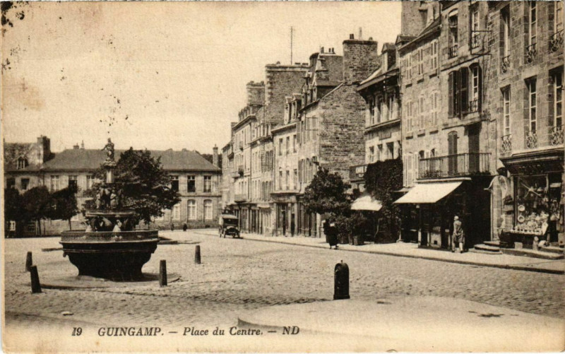 Carte postale ancienne Guingamp - Place du Centre à Guingamp