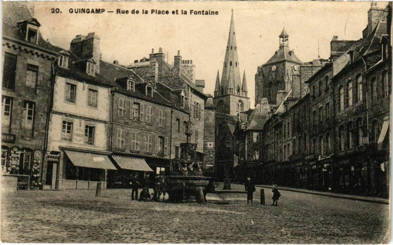 Carte postale ancienne Guingamp - Rue de la Place et la Fontaine à Guingamp