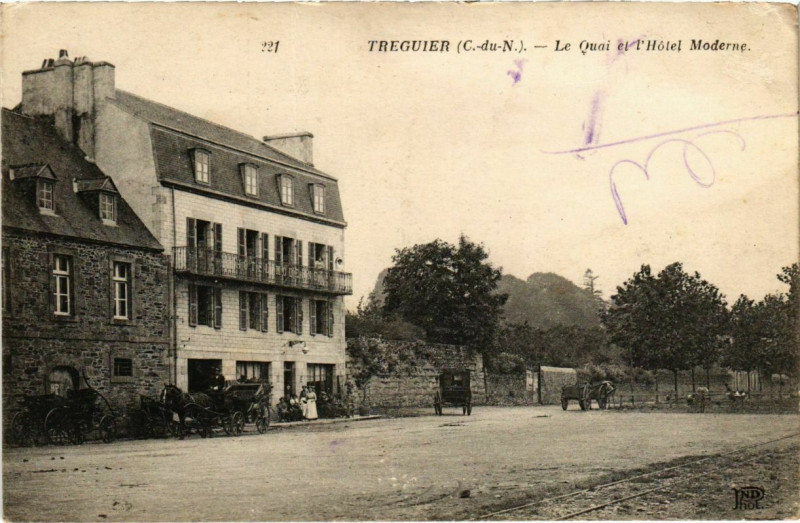 Carte postale ancienne TRÃGUIER - Le Quai el l'Hotel Moderne