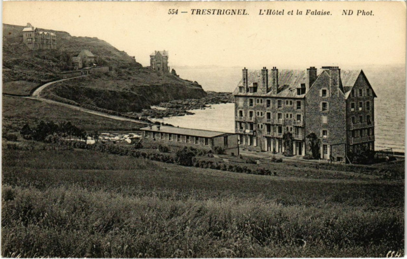 Carte postale ancienne Trestrignel - L'hotel et la Falaise