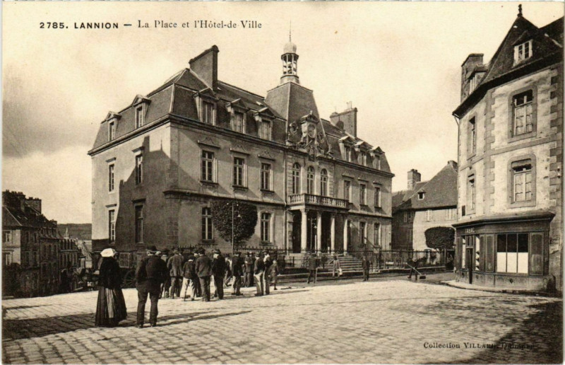 Carte postale ancienne Lannion - La PLace et l'Hotel-de Ville à Lannion