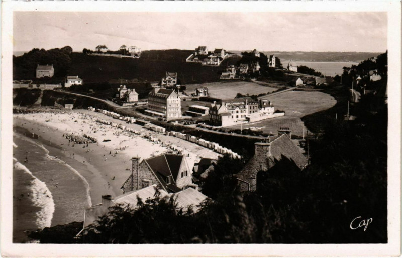 Carte postale ancienne Trestrignel - Vue generale sur la PLage et la route de la Corniche