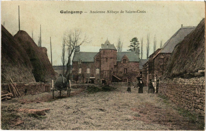 Carte postale ancienne Guingamp - Ancienne Abbaye de Ste-Croix à Guingamp