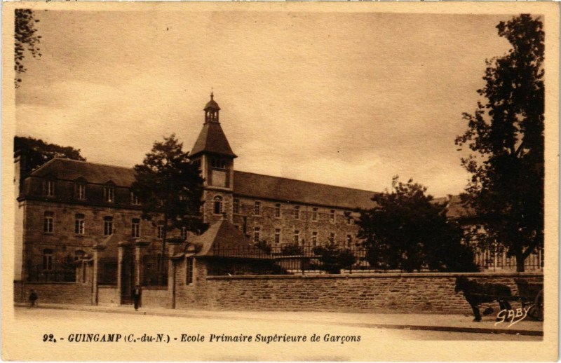 Carte postale ancienne Guingamp - Ecole Prmaire Superieure de Garcons à Guingamp