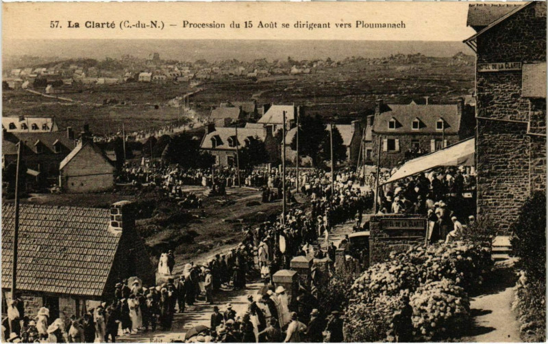 Carte postale ancienne La Clarte - Procession du 15 Aout se dirigrnat vers Ploumanach