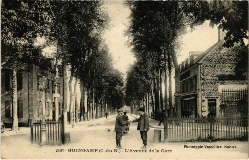 Carte postale ancienne Guingamp - L'Avenue de la Gare à Guingamp