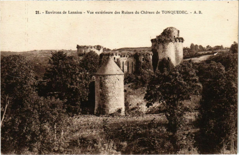 Carte postale ancienne Environs de Lannion Vue exterieure des Ruines du Chateau du Tonqu à Lannion