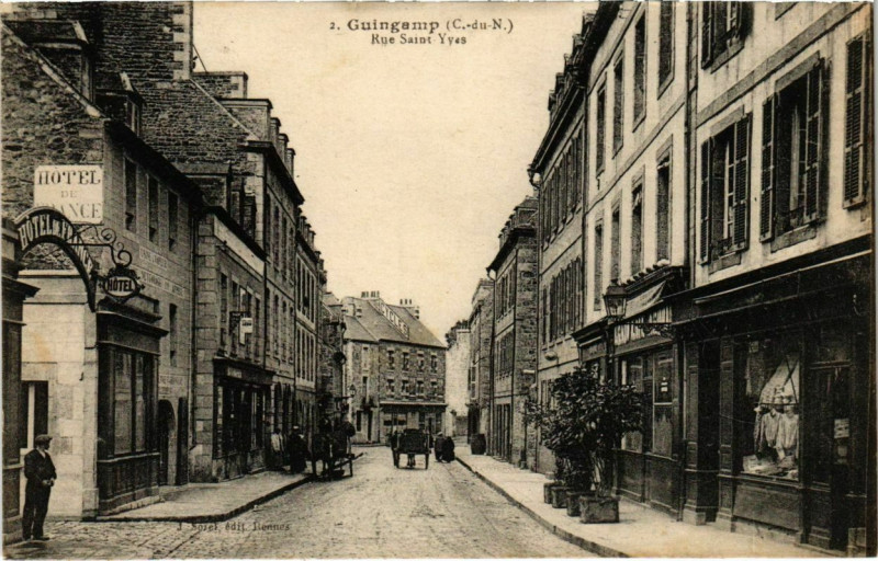 Carte postale ancienne Guingamp - Rue St-Yves à Guingamp
