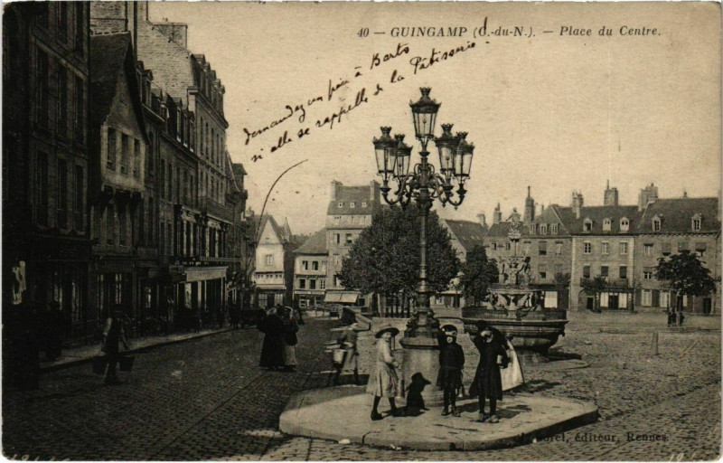 Carte postale ancienne Guingamp - Place du Centre à Guingamp