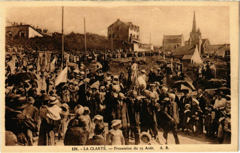 Carte postale ancienne La Clarte - Procession du 15 Aout