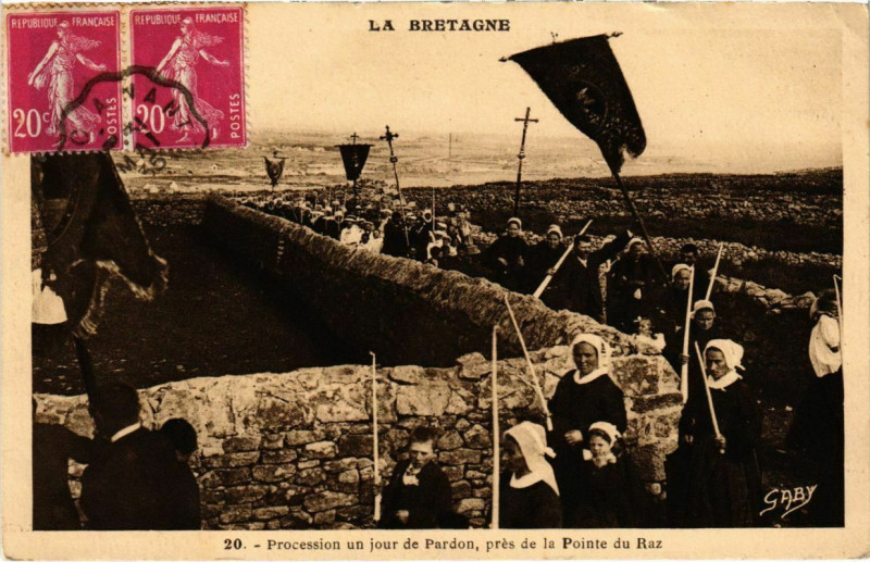 Carte postale ancienne Procession un jur de Pardon pres de la Pointe du Raz