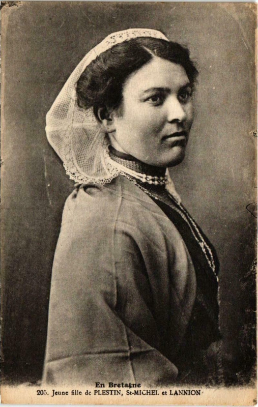 Carte postale ancienne En Bretagne - Jeune fille de Plestin St-Michel et Lannion à Lannion