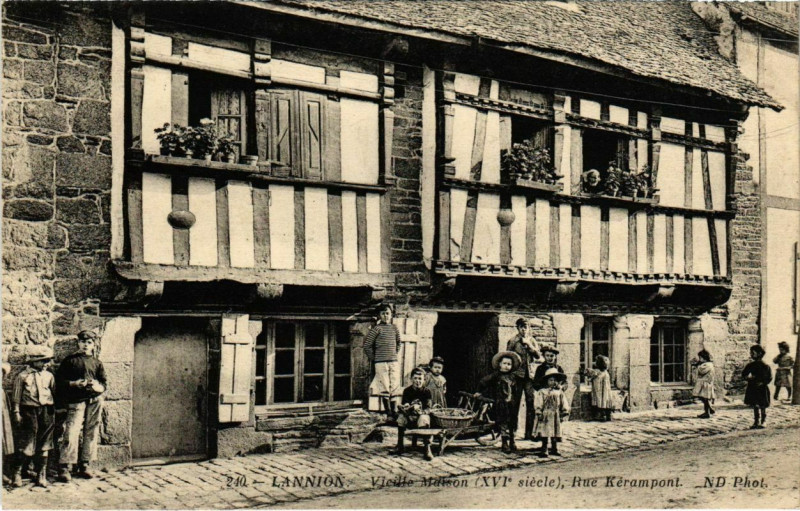 Carte postale ancienne Lannion - Vieille maison du XVIe siècle rue Kérampont à Lannion