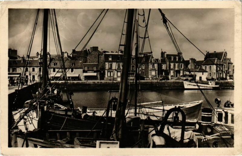 Carte postale ancienne Paimpol - Le Port et le Quai Morand à Paimpol