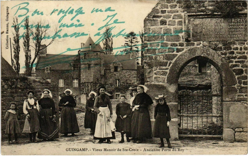 Carte postale ancienne Guingamp - Vieux Manoir de Ste-Croix - Ancienne Porte du Roy à Guingamp