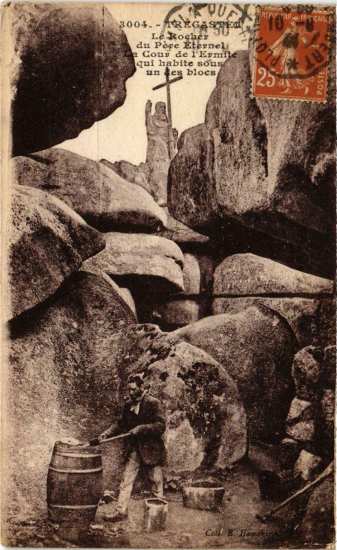 Carte postale ancienne Tregastel Le Rocher du Pere Eternel La Cour de l'Ermite qui habit à Trégastel