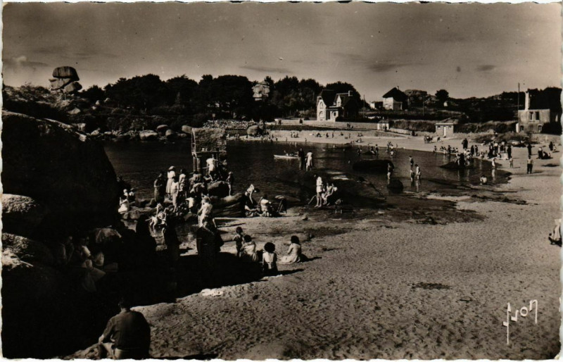 Carte postale ancienne Ploumanach - Plage Saint-Guirec