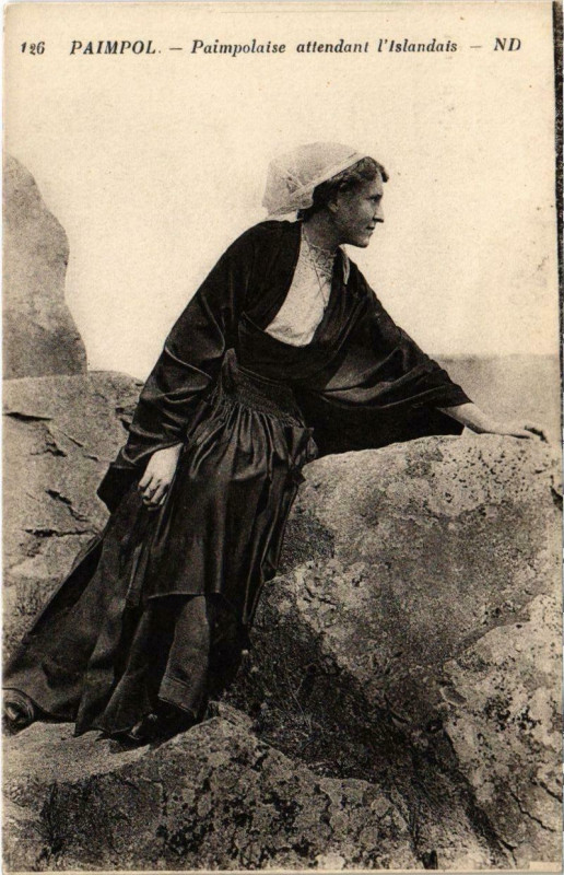 Carte postale ancienne Paimpol - Paimpolaise attendant l'Isandats à Paimpol