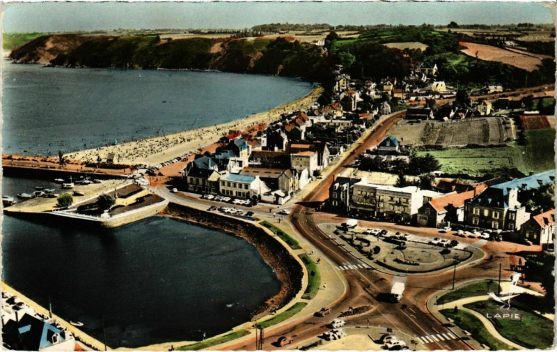 Carte postale ancienne Binic - Place le Pomellec et Plage de la Banche