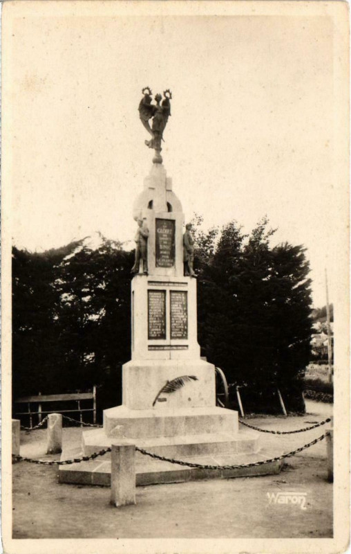 Carte postale ancienne Binic - Le Monument aux Morts