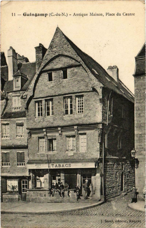 Carte postale ancienne Guingamp - Antique Maison Place du Centre à Guingamp