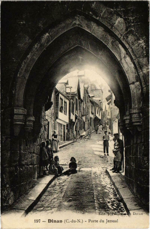 Carte postale ancienne Dinan - Porte du Jersual à Dinan