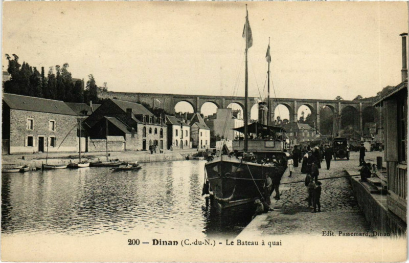 Carte postale ancienne Dinan - Le Bateau a quai à Dinan