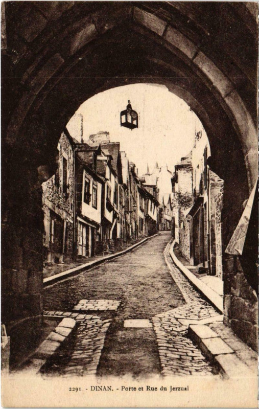Carte postale ancienne Dinan - Porte et Rue du Jerzual à Dinan